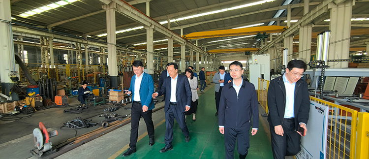 劉局長一行參觀車間 劉局長一行參觀車間