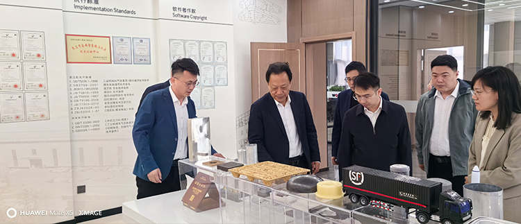 李經理為劉局長一行講解展品 李經理為劉局長一行講解展品