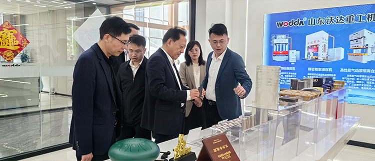 李經理為劉局長一行講解展品 李經理為劉局長一行講解展品