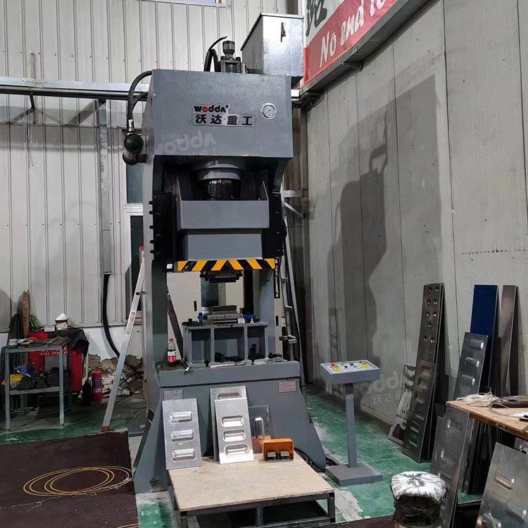 160噸液壓沖床客戶現場 160噸液壓沖床客戶現場