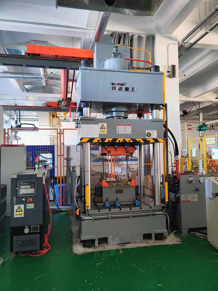 315噸四柱液壓機客戶現場 315噸四柱液壓機客戶現場