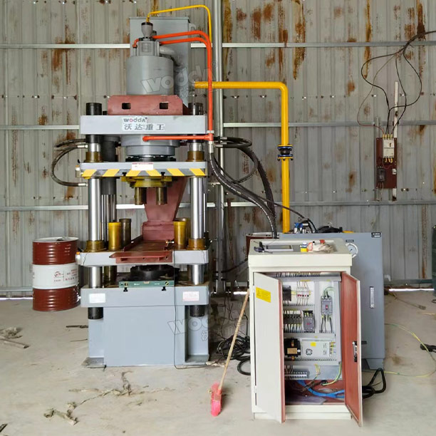 150噸粉末壓塊機客戶現場 150噸粉末壓塊機客戶現場