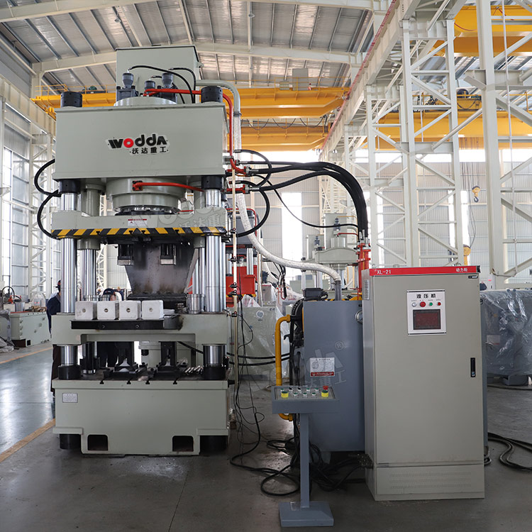 630噸四梁四柱液壓機(jī)車間實(shí)物 630噸四梁四柱液壓機(jī)車間實(shí)物