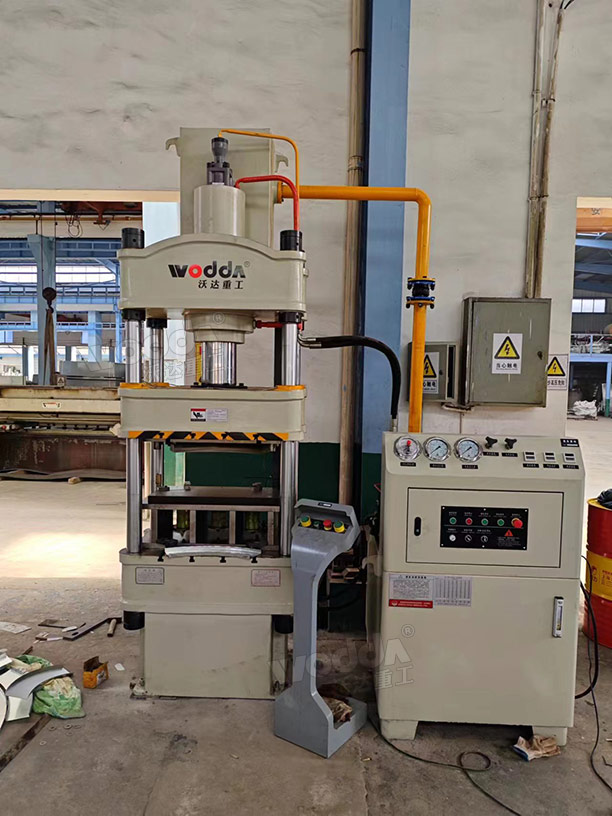 100噸三梁四柱液壓機客戶車間試機 100噸三梁四柱液壓機客戶車間試機