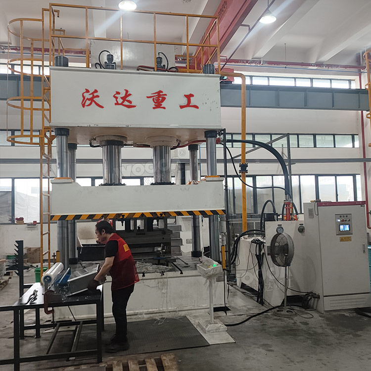 500噸不銹鋼水槽拉伸液壓機客戶現場 500噸不銹鋼水槽拉伸液壓機客戶現場