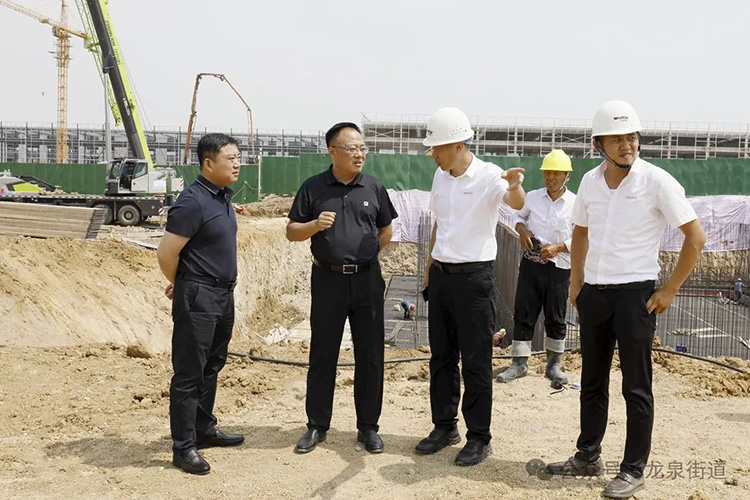 滕州市領(lǐng)導(dǎo)馬金安、崔波現(xiàn)場(chǎng)調(diào)研沃達(dá)重工智能精密伺服液壓沖床項(xiàng)目