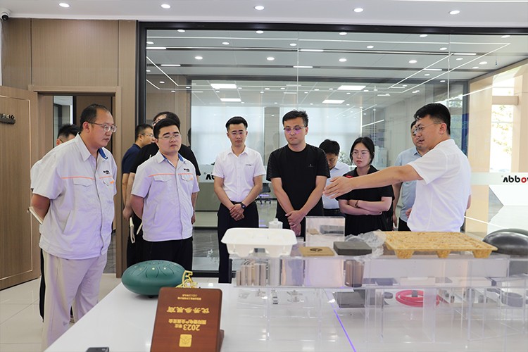 中國科學院金屬研究所青島高端軸承研究院一行參觀展廳 中國科學院金屬研究所青島高端軸承研究院一行參觀展廳