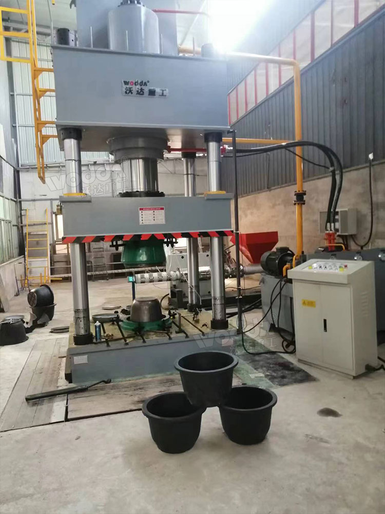 500噸熱壓塑料花盆成型液壓機(jī)客戶現(xiàn)場(chǎng) 500噸熱壓塑料花盆成型液壓機(jī)客戶現(xiàn)場(chǎng)