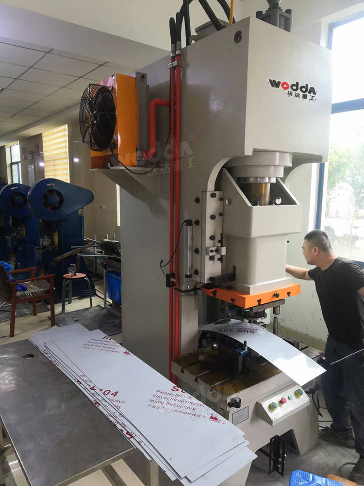 125噸液壓沖床現場 125噸液壓沖床現場