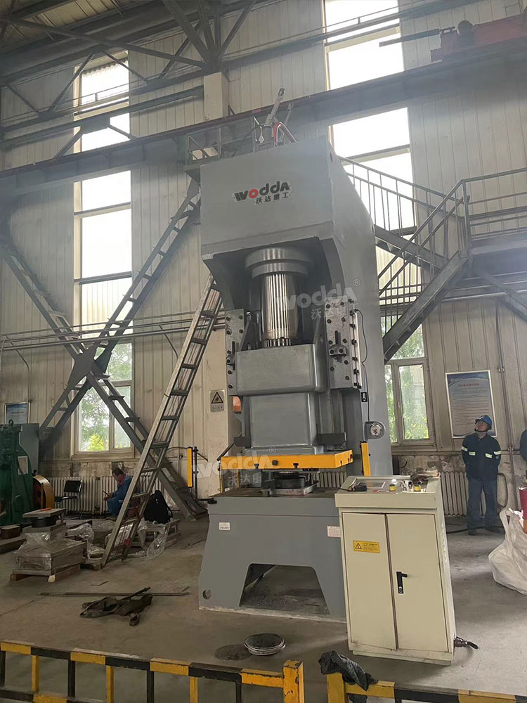 400噸液壓沖床客戶車間試機 400噸液壓沖床客戶車間試機