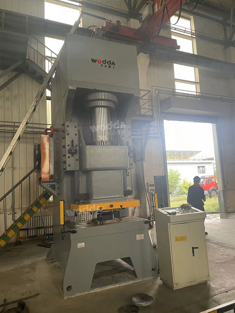 400噸油壓沖床現場 400噸油壓沖床現場