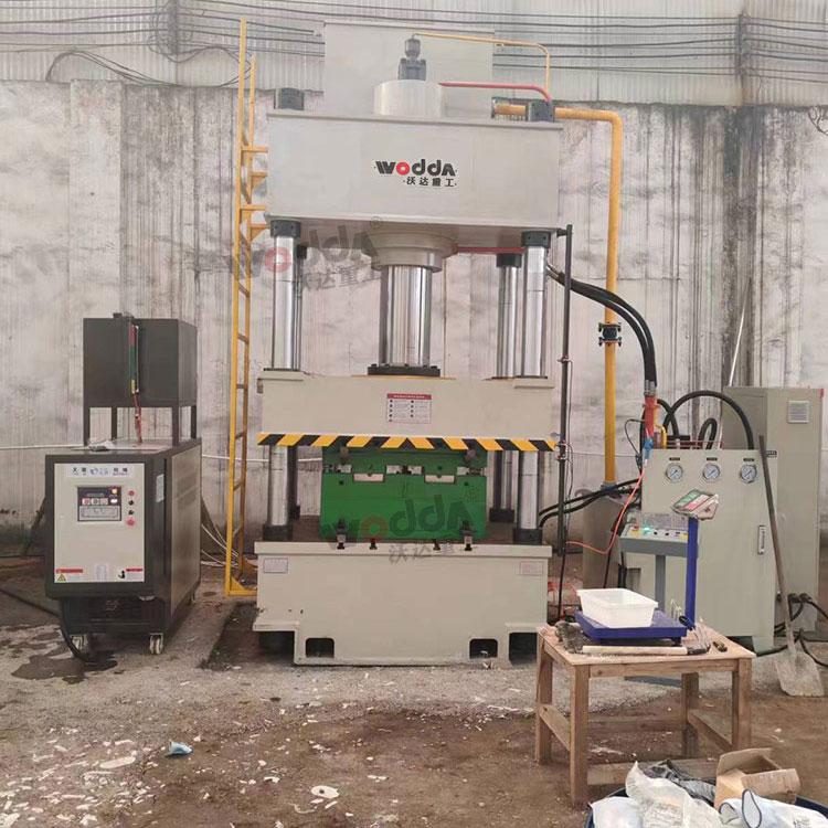 400噸石英石水槽成型液壓機現(xiàn)場 400噸石英石水槽成型液壓機現(xiàn)場