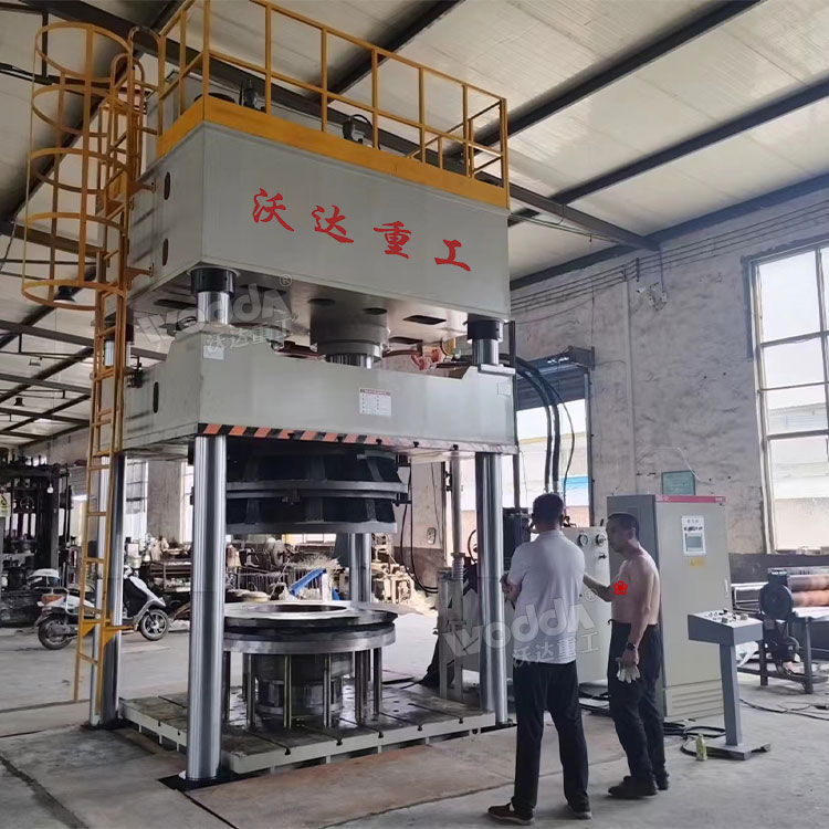 800噸鋁鍋拉伸液壓機現場 800噸鋁鍋拉伸液壓機現場