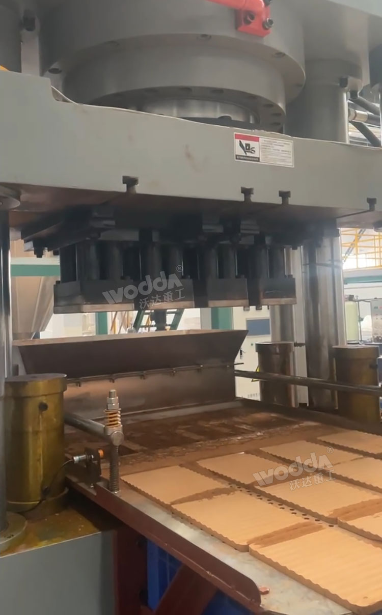 630噸四梁四柱液壓機試機成功 630噸四梁四柱液壓機試機成功