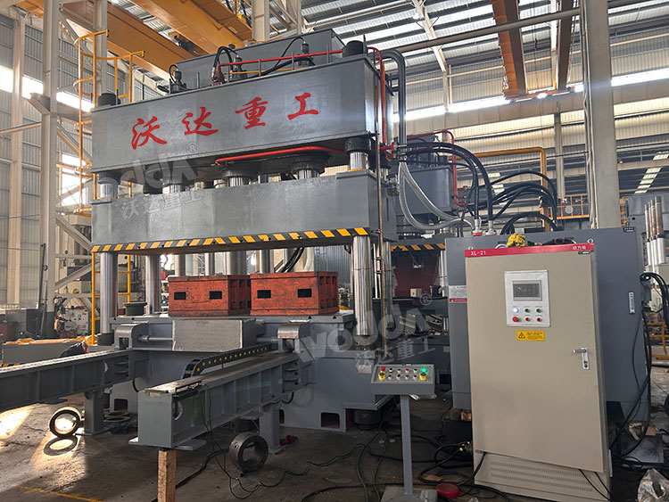 630噸四柱液壓機(jī)車間調(diào)試 630噸四柱液壓機(jī)車間調(diào)試