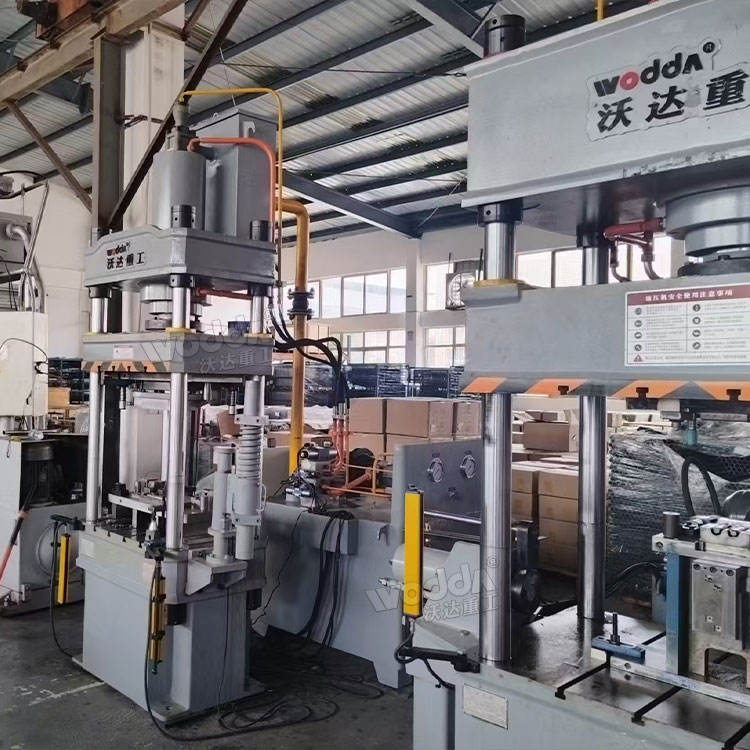 100噸汽車零部件成型液壓機現場 100噸汽車零部件成型液壓機現場