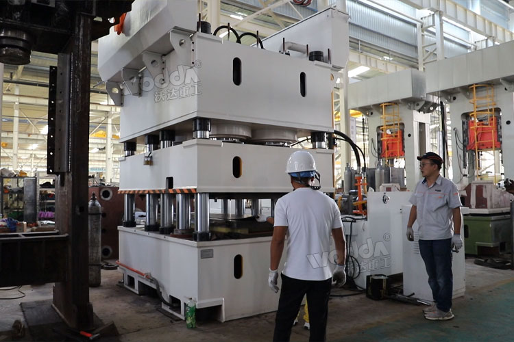 2400噸鋼木門壓花機(jī)試機(jī) 2400噸鋼木門壓花機(jī)試機(jī)