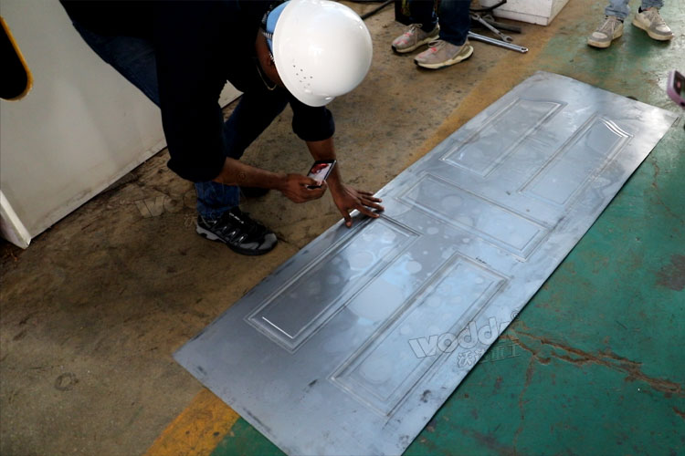 印度客戶現(xiàn)場(chǎng)檢驗(yàn)門板.jpg 印度客戶現(xiàn)場(chǎng)檢驗(yàn)門板.jpg