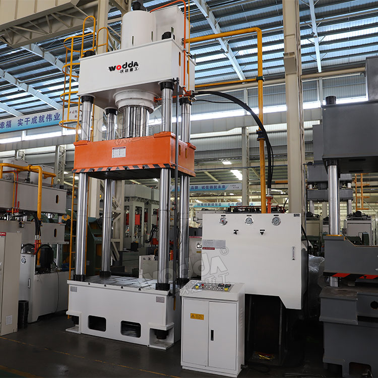 630噸三梁四柱液壓機(jī) 630噸三梁四柱液壓機(jī)