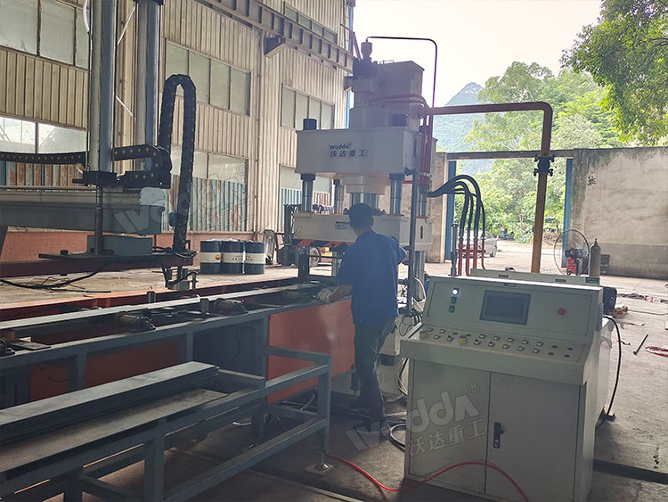 200噸錨桿托盤液壓機(jī) 200噸錨桿托盤液壓機(jī)