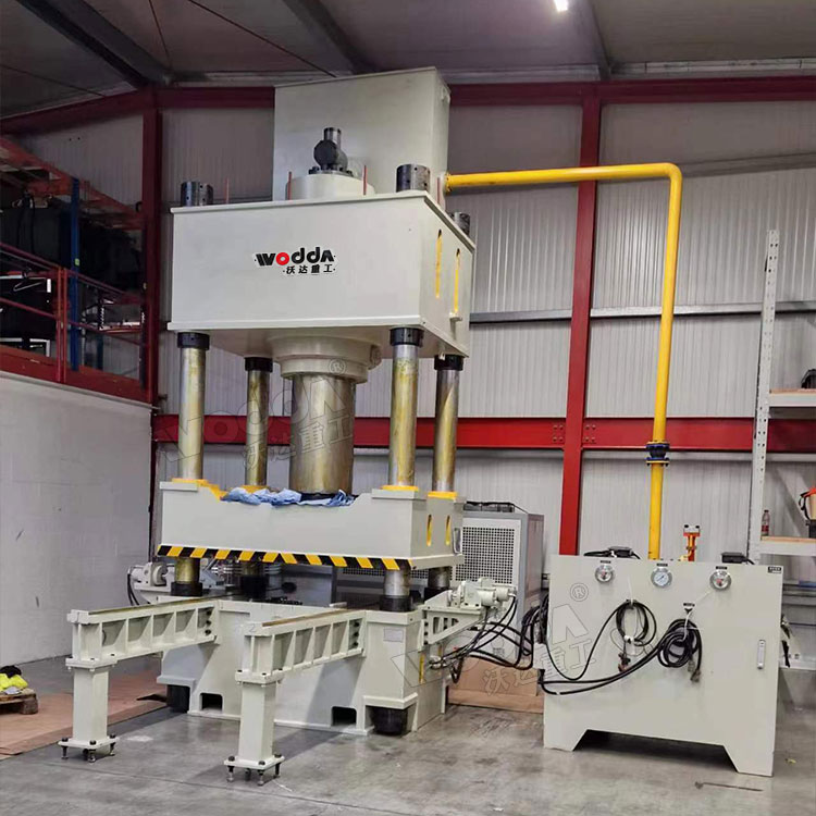 630噸熱壓PE頭盔成型液壓機客戶現場