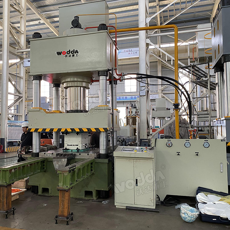 630噸PE頭盔成型液壓機(jī) 630噸PE頭盔成型液壓機(jī)