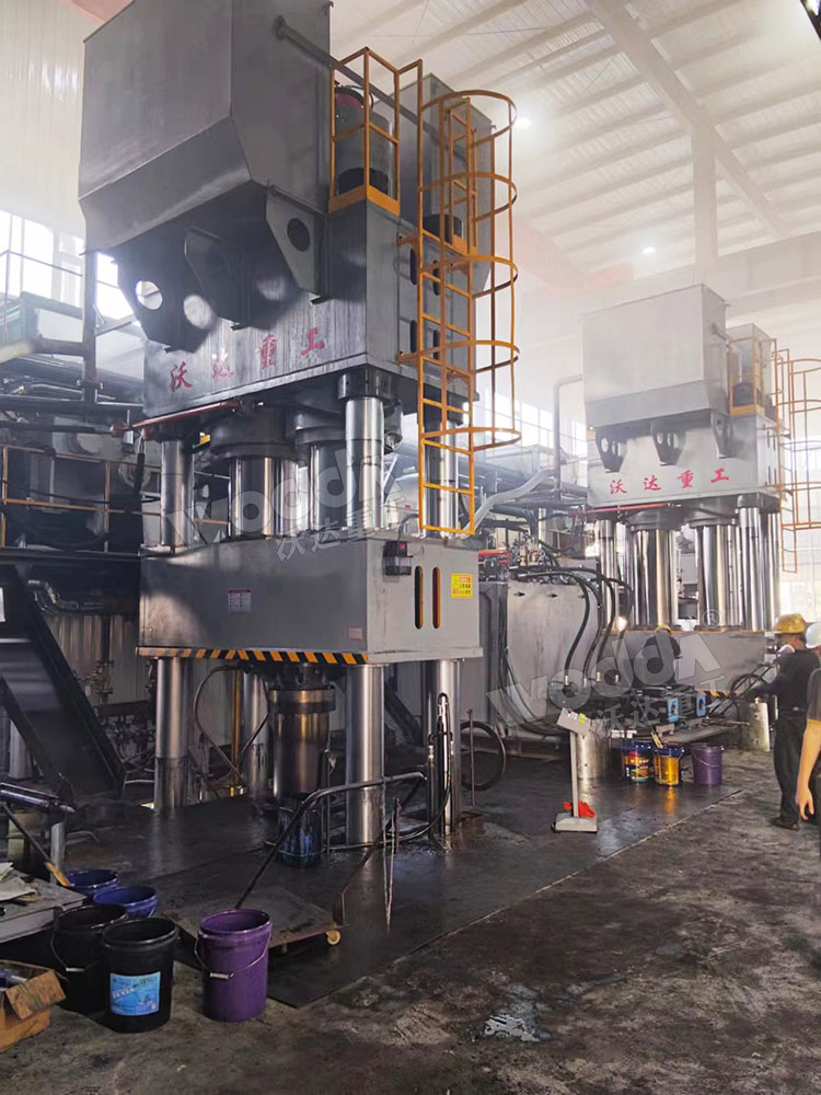 2000噸石墨坩堝液壓機客戶現場 2000噸石墨坩堝液壓機客戶現場