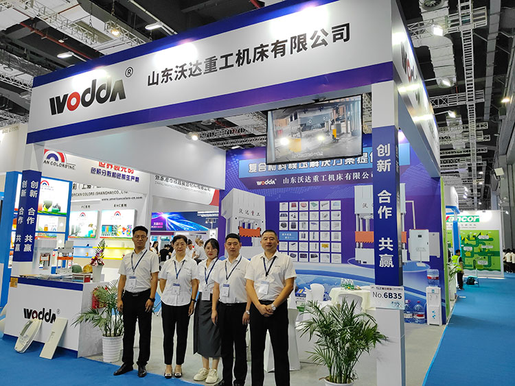 銷(xiāo)售經(jīng)理黃華與蘇海濱帶隊(duì)參展 銷(xiāo)售經(jīng)理黃華與蘇海濱帶隊(duì)參展