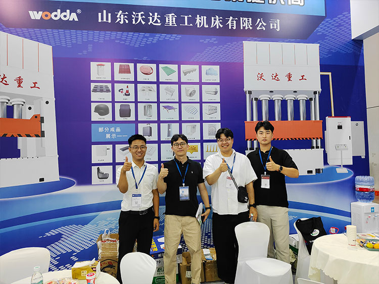 與客戶(hù)交流留影 與客戶(hù)交流留影