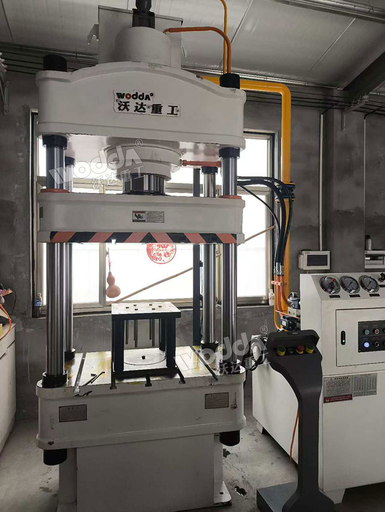 200噸四柱液壓機(jī)現(xiàn)場 200噸四柱液壓機(jī)現(xiàn)場