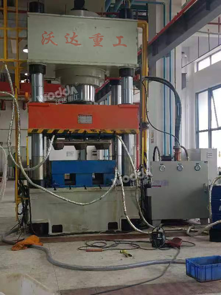 1000噸三梁四柱液壓機(jī) 1000噸三梁四柱液壓機(jī)