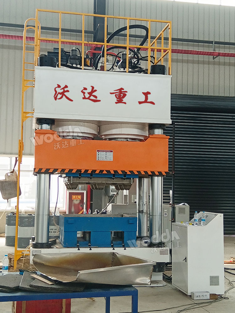 1600噸木屑托盤成型液壓機現場 1600噸木屑托盤成型液壓機現場