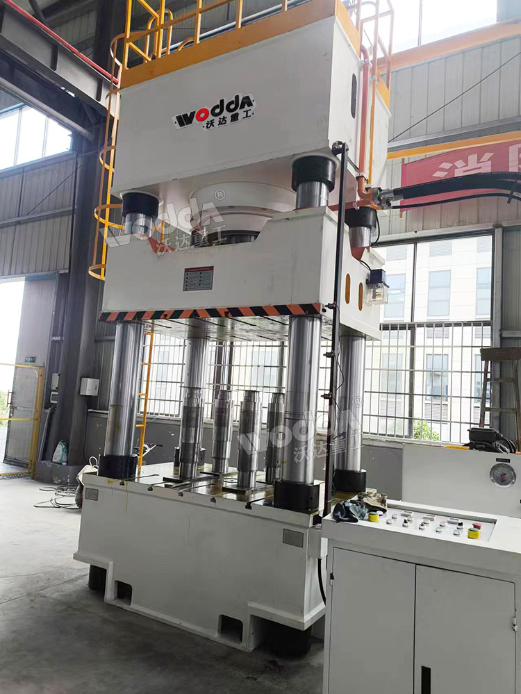 1000噸三梁四柱液壓機安裝完成 1000噸三梁四柱液壓機安裝完成