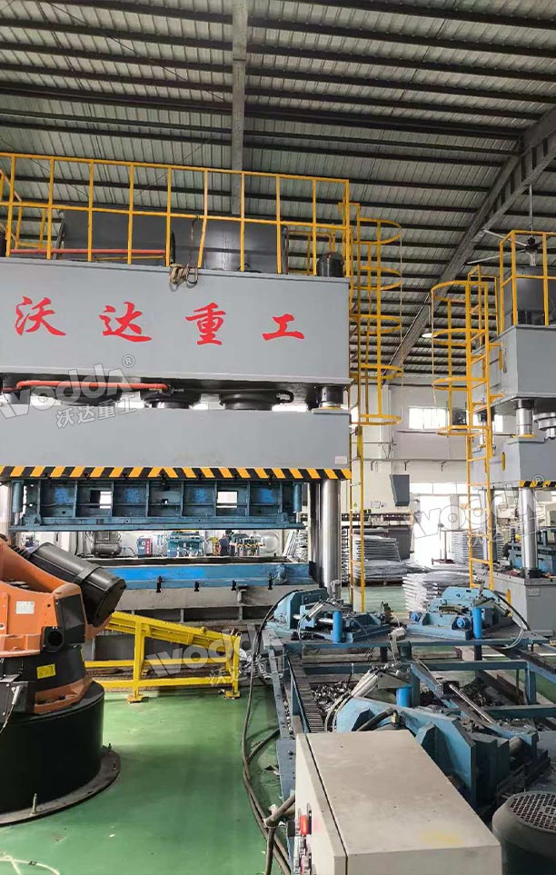 1500噸不銹鋼水箱板液壓機現(xiàn)場 1500噸不銹鋼水箱板液壓機現(xiàn)場