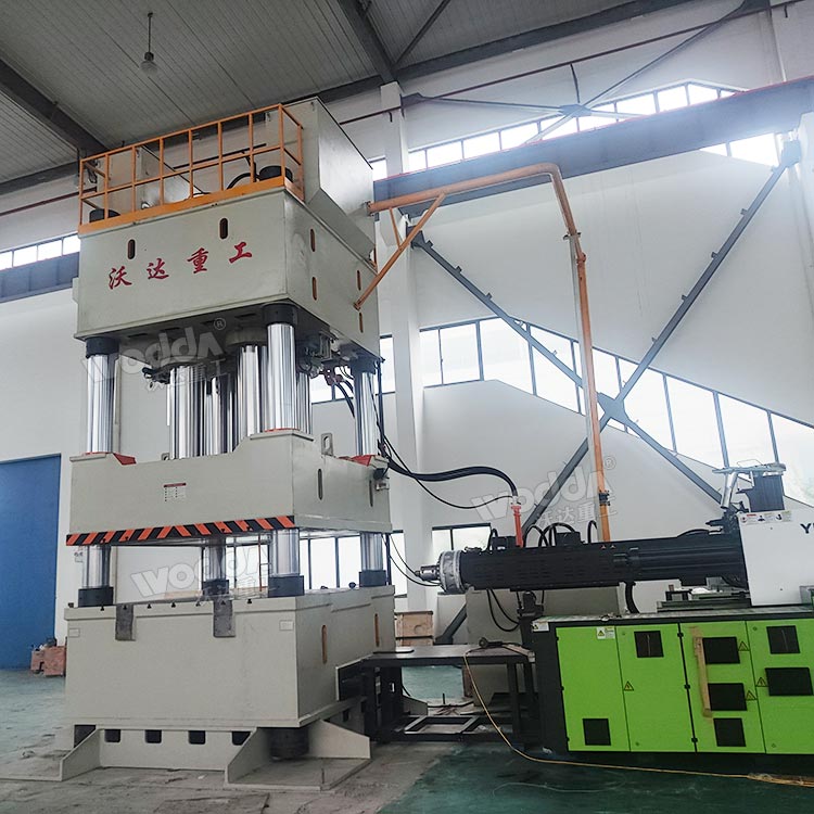 2000噸汽車配件成型液壓機(jī)現(xiàn)場 2000噸汽車配件成型液壓機(jī)現(xiàn)場