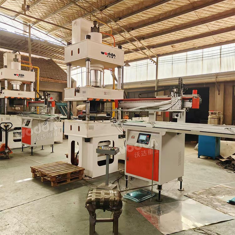 200噸三梁四柱液壓機帶液壓墊 200噸三梁四柱液壓機帶液壓墊