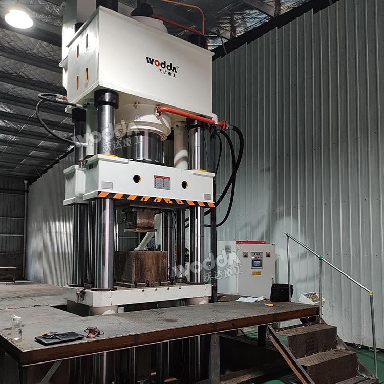 800噸石墨匣缽液壓機現場 800噸石墨匣缽液壓機現場