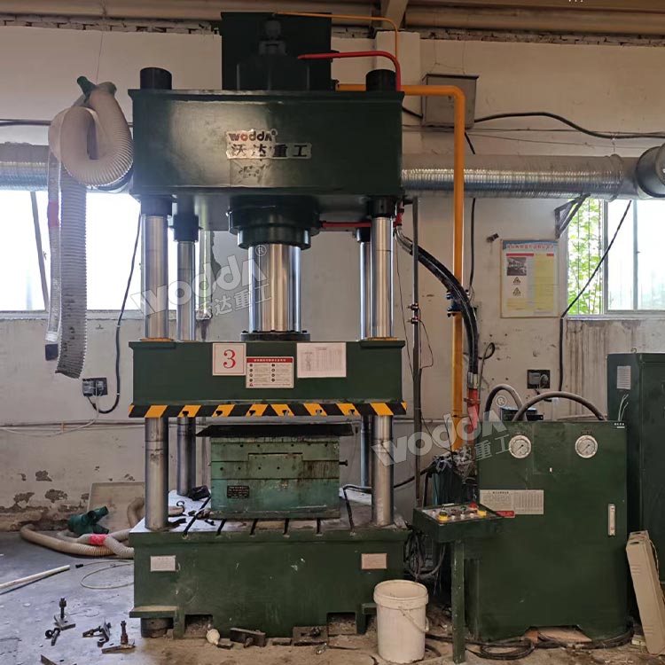 315噸玻璃鋼電表箱液壓機(jī)現(xiàn)場(chǎng) 315噸玻璃鋼電表箱液壓機(jī)現(xiàn)場(chǎng)