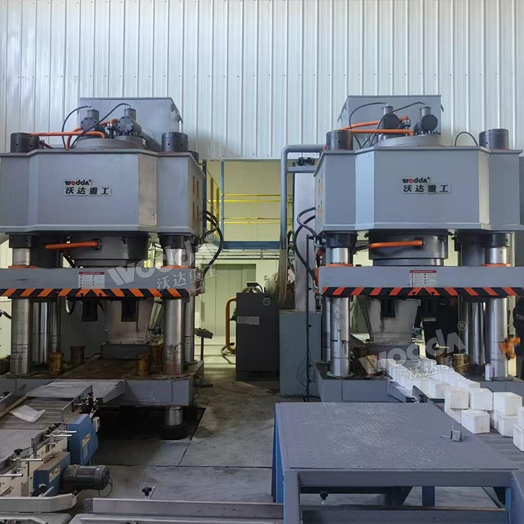 兩臺牛羊舔磚液壓機加工鹽磚 兩臺牛羊舔磚液壓機加工鹽磚