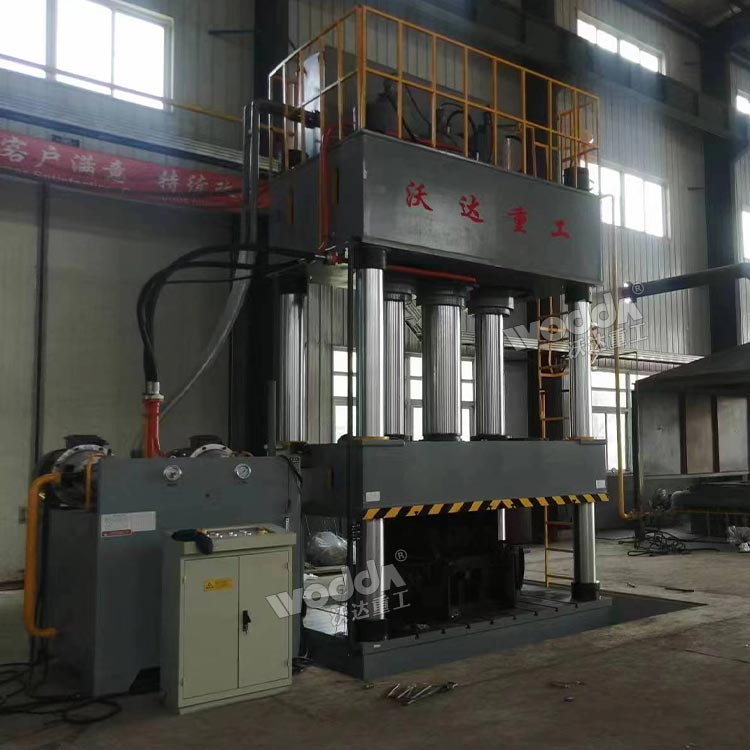 1000噸四柱液壓機加工彎管頭現場 1000噸四柱液壓機加工彎管頭現場