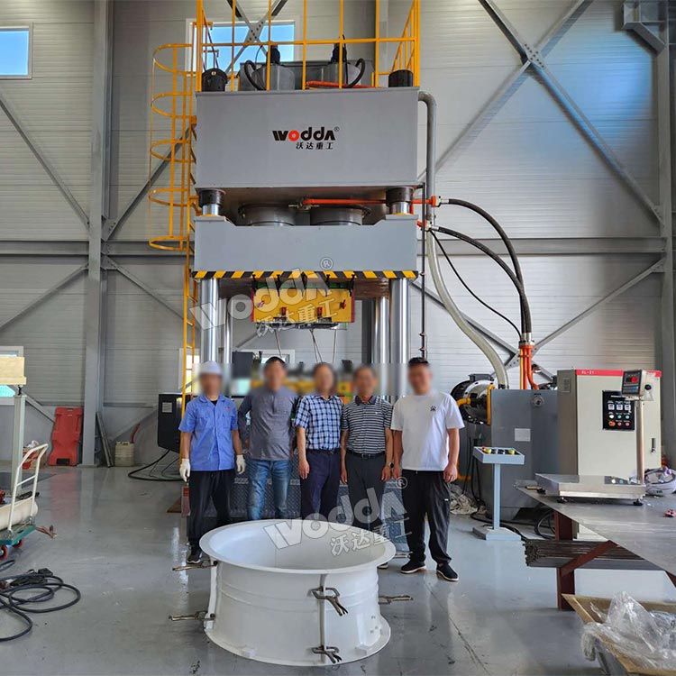 1000噸玻璃鋼冷卻塔風筒成型液壓機現場 1000噸玻璃鋼冷卻塔風筒成型液壓機現場