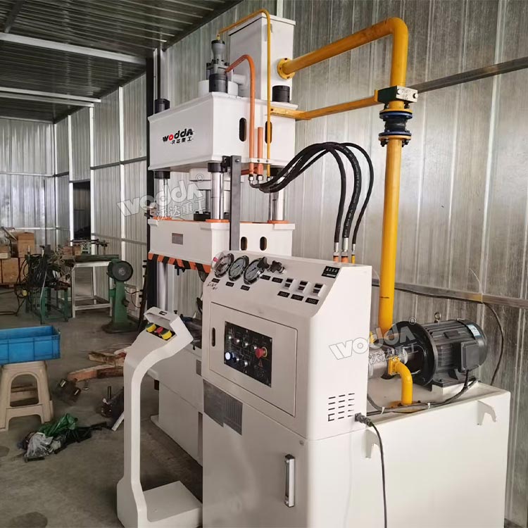 100噸三梁四柱液壓機現場 100噸三梁四柱液壓機現場