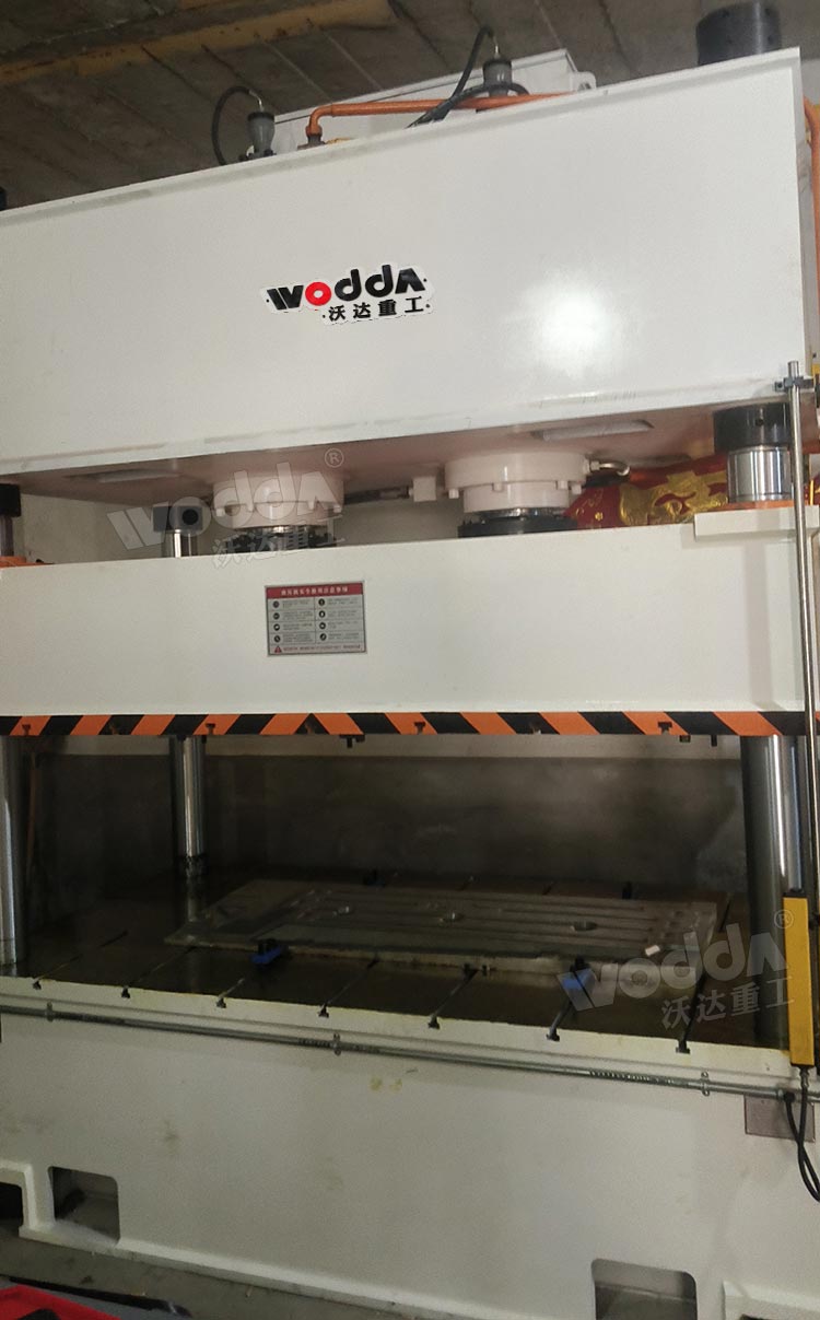 250噸汽車發動機下護板成型液壓機