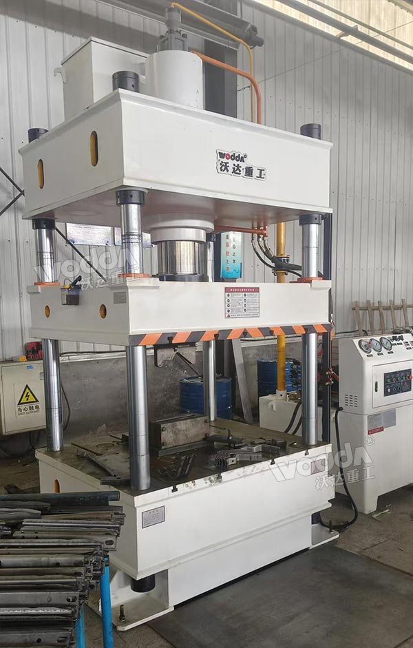 200噸四柱三梁液壓機 200噸四柱三梁液壓機