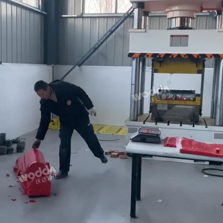 315噸電纜保護殼模壓液壓機現場 315噸電纜保護殼模壓液壓機現場