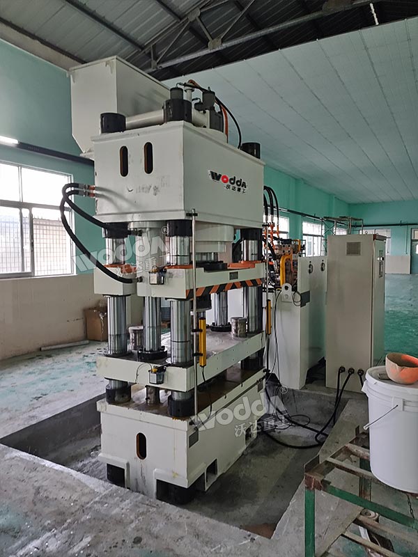 630噸四柱液壓機現場