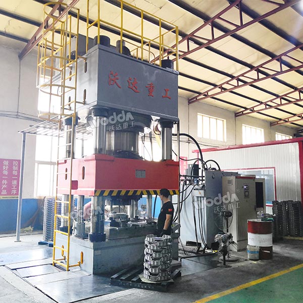 2000噸液壓機現場 2000噸液壓機現場