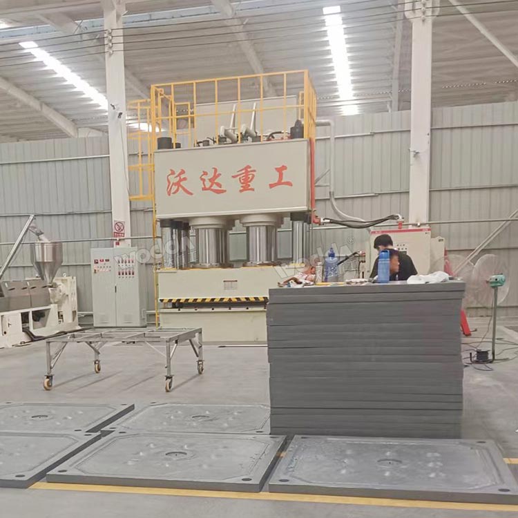 1250噸液壓機模壓聚丙烯壓濾板現場 1250噸液壓機模壓聚丙烯壓濾板現場