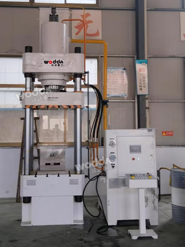 防彈頭盔成型液壓機現場 防彈頭盔成型液壓機現場