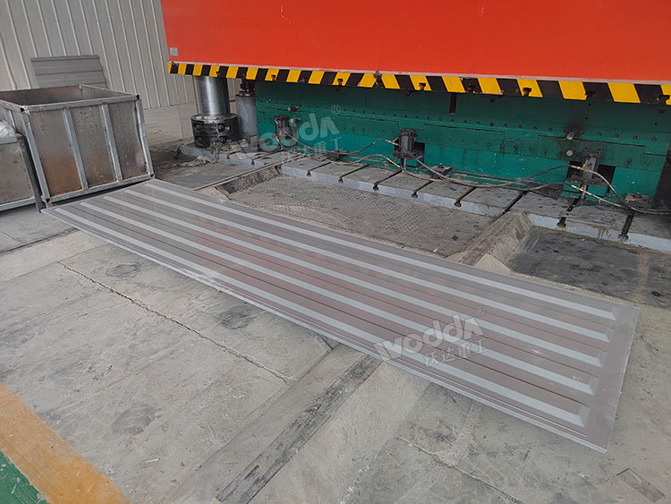 2500噸四柱液壓機模壓玻璃鋼防腐板成形 2500噸四柱液壓機模壓玻璃鋼防腐板成形